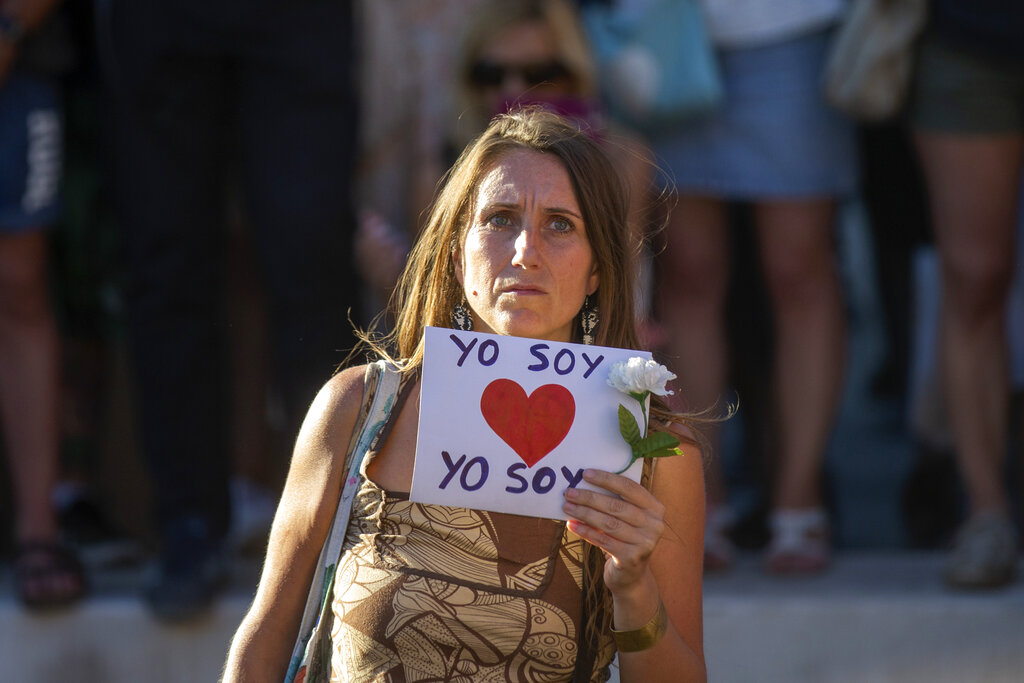 Alrededor del mundo existen parejas binacionales que fueron separadas por la pandemia. (AP)
