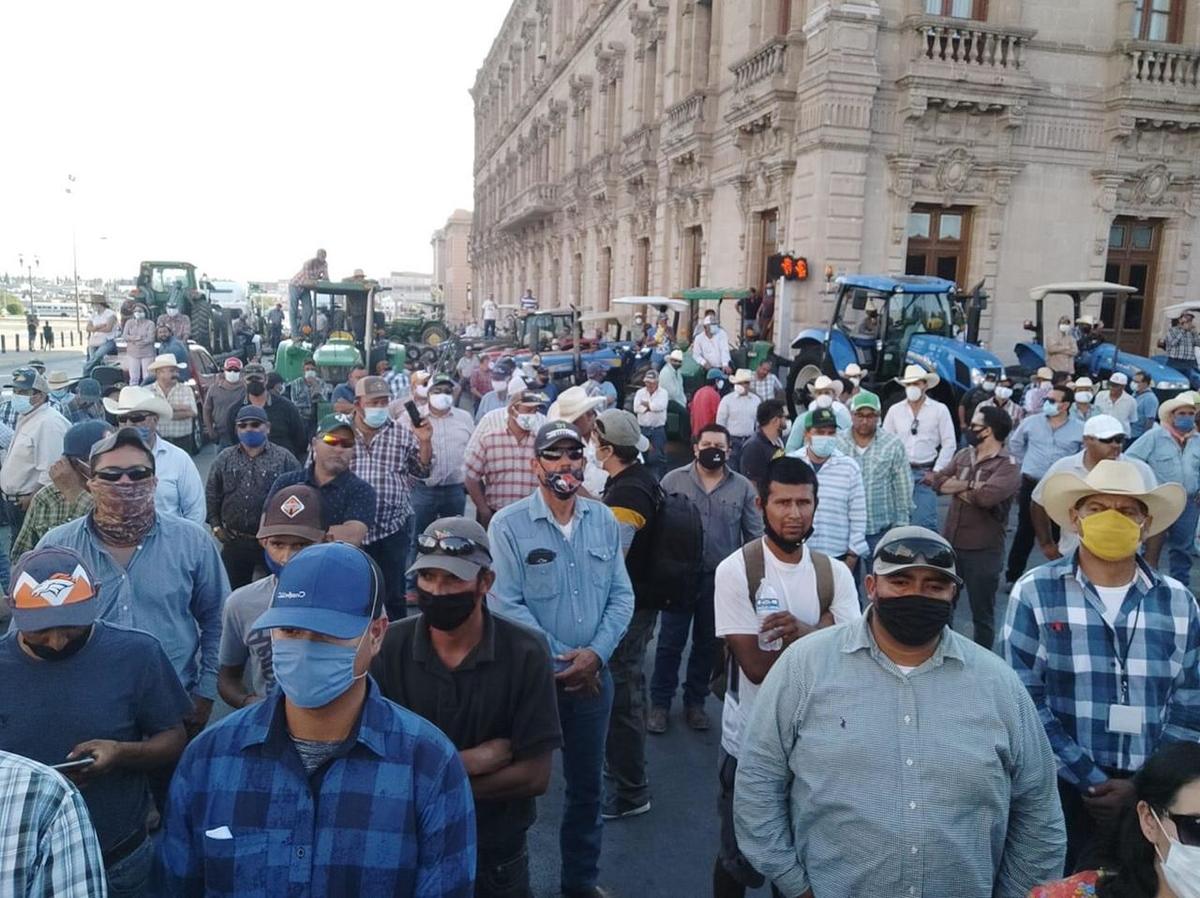Los productores han manifestado desde hace una semana en Palacio de Gobierno de Chihuahua./ Especial