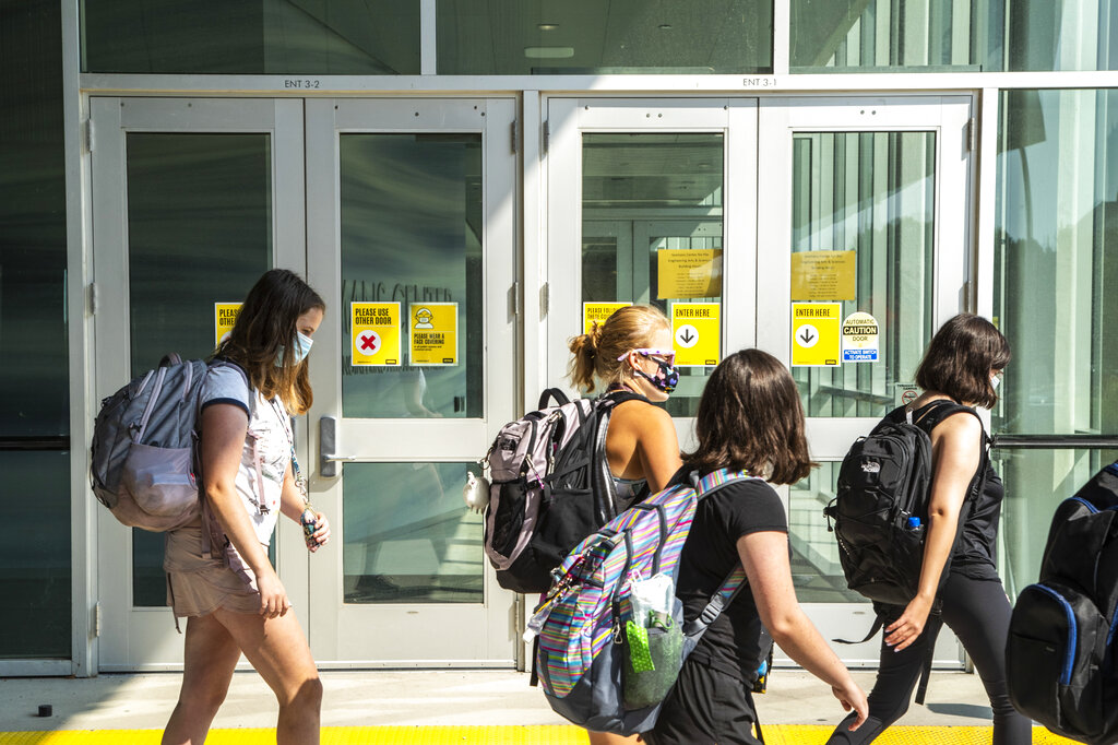 Algunos estados de EU ya anunciaron el regreso a clases, sin embargo, ha sido de forma precipitada a recomendaciones internacionales. (AP)