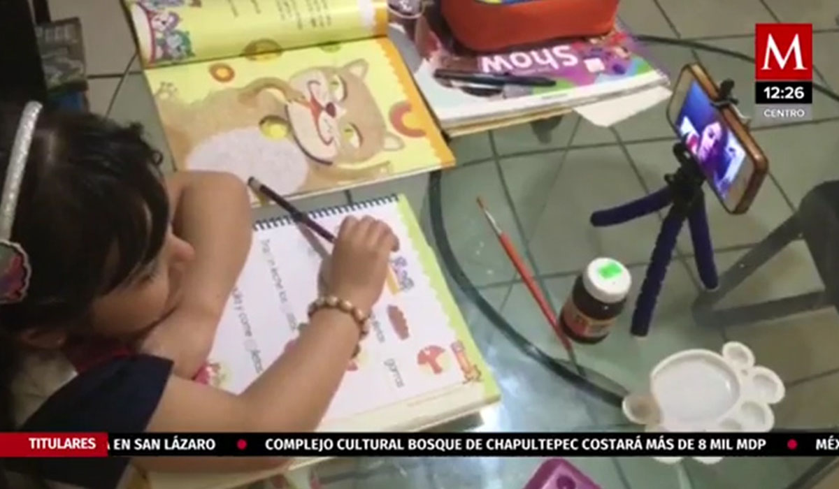 Madre adapta área para que su hija tome clases en Nuevo León