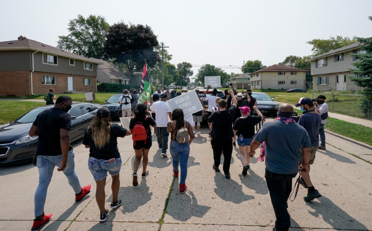 Manifestantes de Black Lives Matter marchan tras el ataque a Jacob Blake/ AP