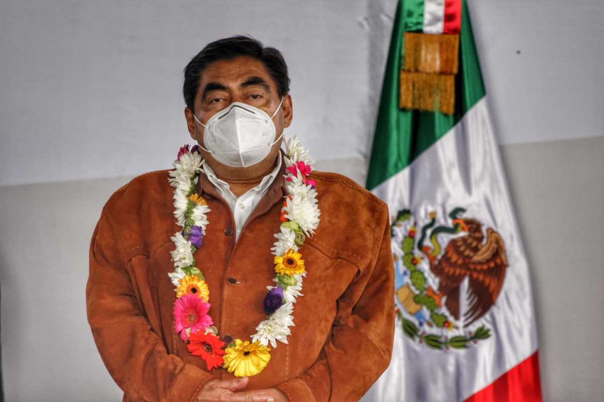 Miguel Barbosa en ceremonia cívica desde la escuela primaria bilingüe indígena "Niños Héroes de Chapultepec". (Melanie Torres)