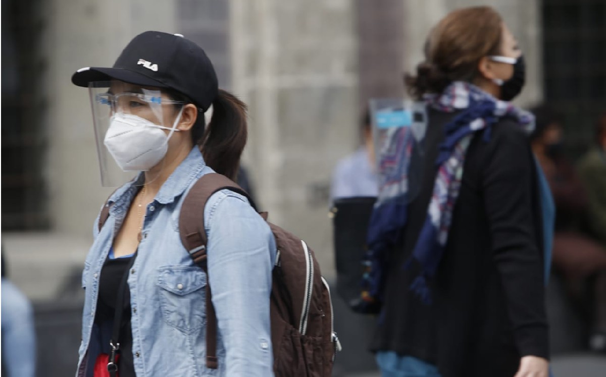 Mujeres con tapabocas y caretas durante la nueva normalidad por el coronavirus. (Ariana Pérez)