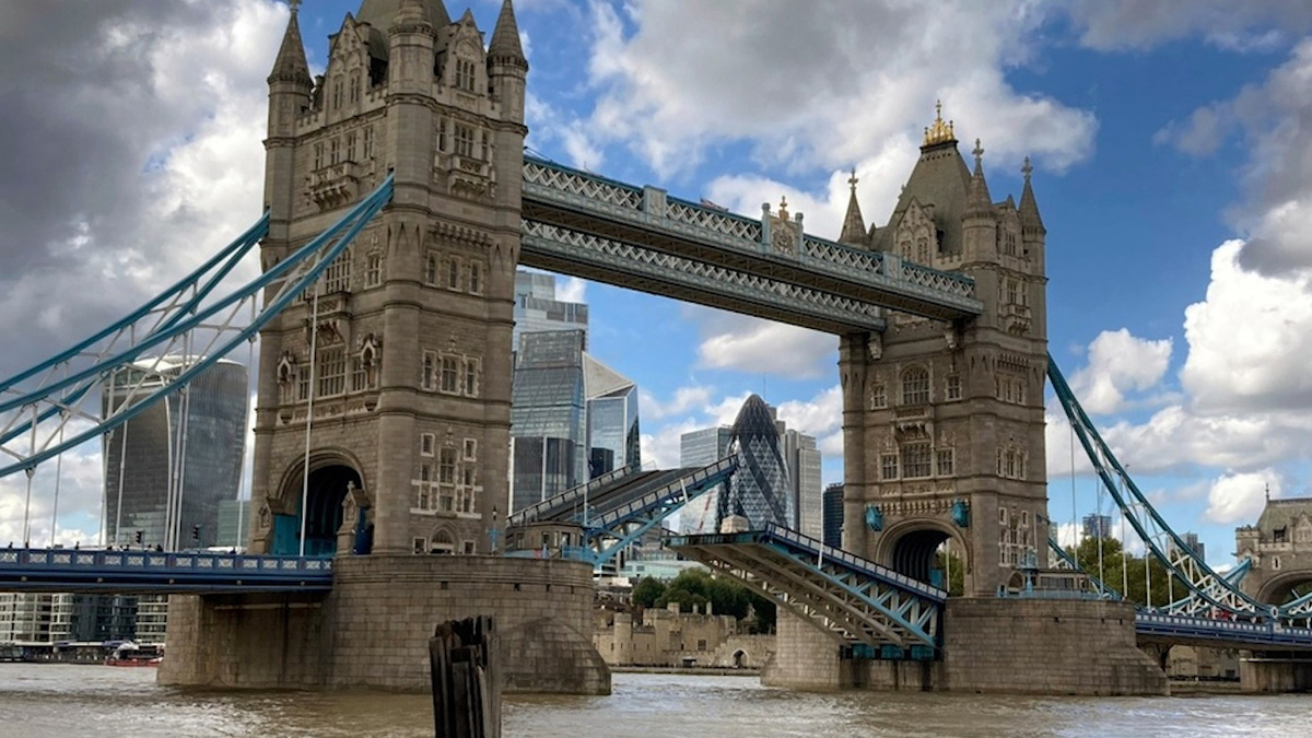 Puente de Londres se atasca y queda abierto por varias hora
