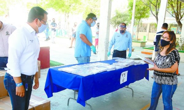 En Santa Catarina, autoridades repartieron los paquetes en una escuela. Raúl Palacios