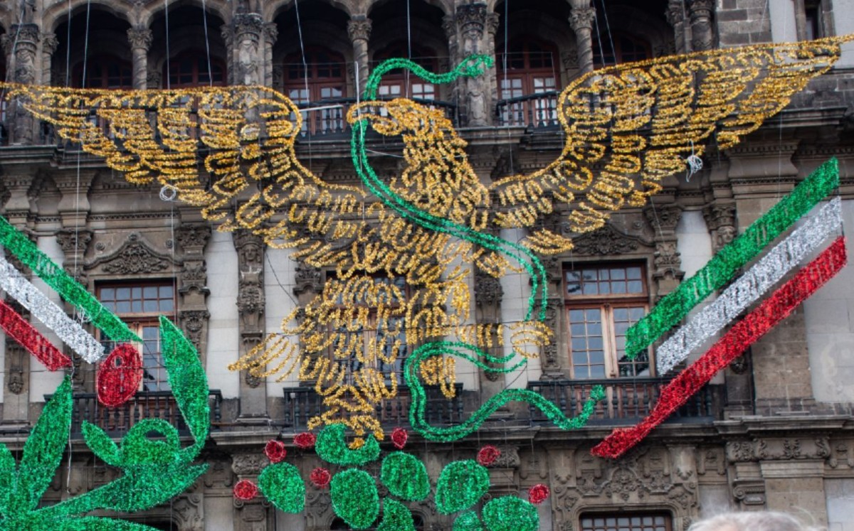 Águila en adornos patrios del Zócalo. (Cuartoscuro)