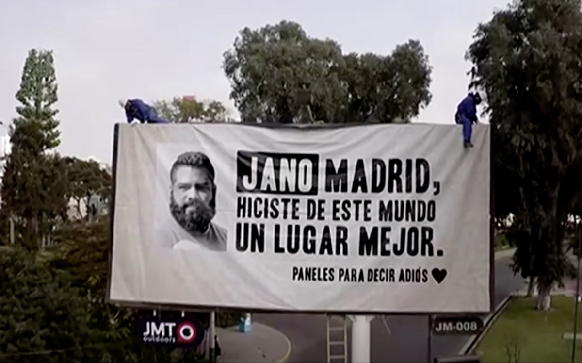 Uno de los carteles despide a Jano Madrid, fallecido de covid-19. (Captura de pantalla; video: Reuters)