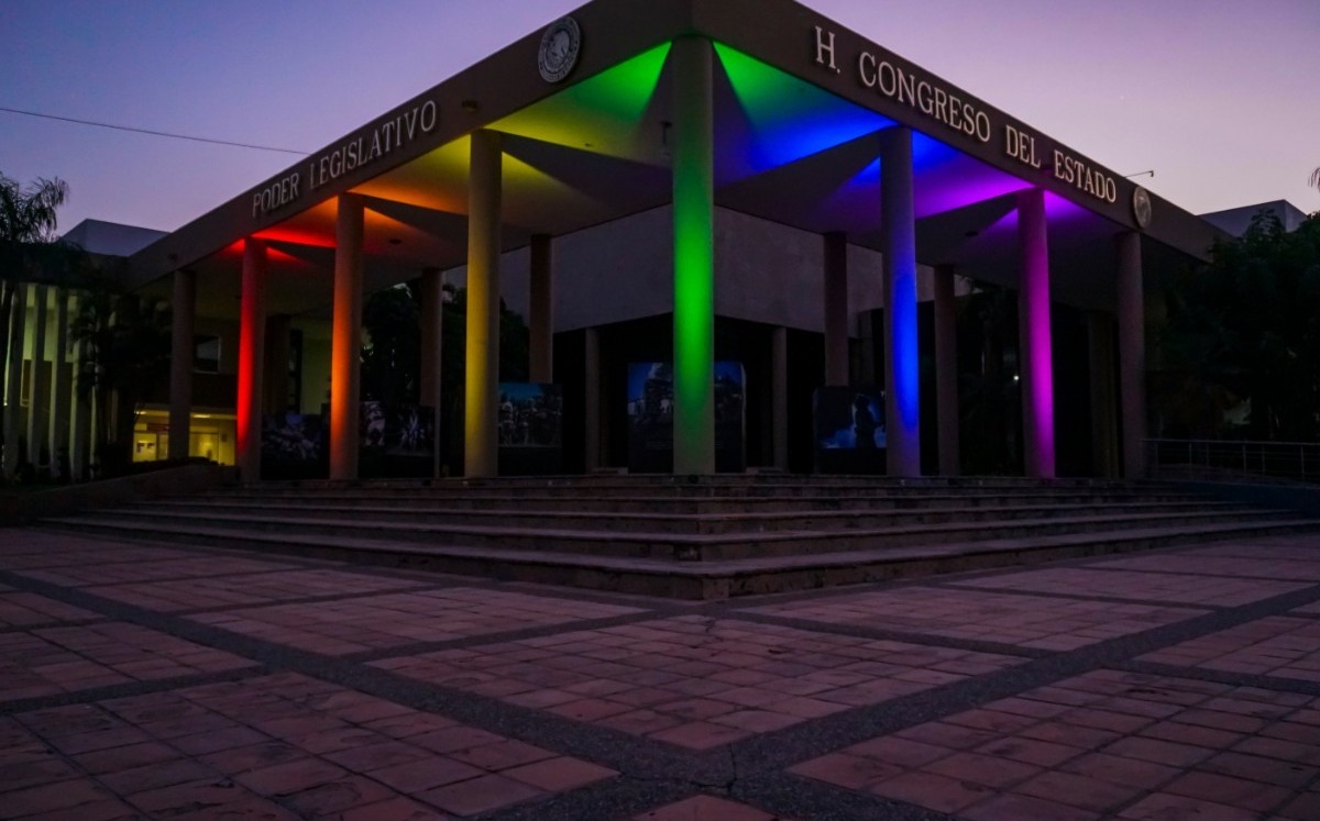 La cominidad LGBT+ se dio cita en el Congreso del Estado para presentar la iniciativa. (Especial)