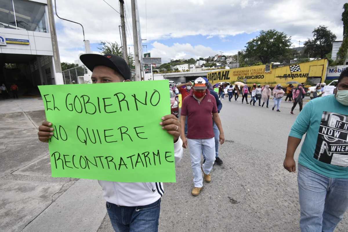 Ayer decenas de trabajadores de la educación comenzaron el año escolar movilizados. (Rogelio Agustín Esteban)