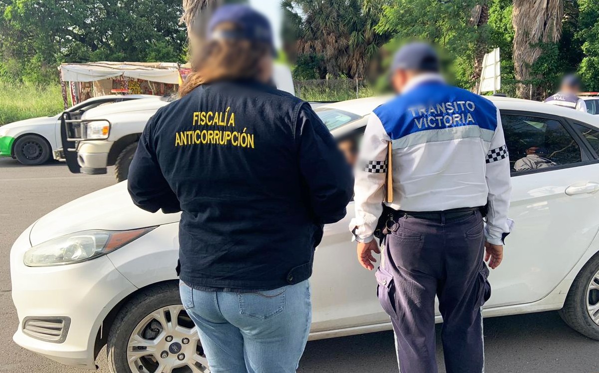 Elementos de la Fiscalía Anticorrupción de Tamaulipas vigilan que no se vulneren los derechos de los ciudadanos durante operativos. (Cortesía)