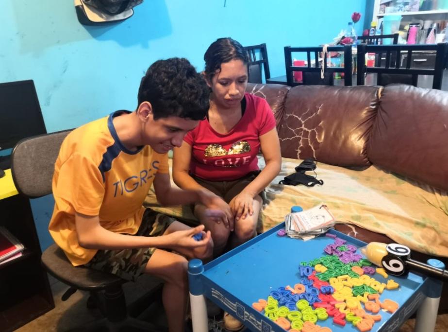 Kevin Javier, de 14 años, cursa el cuarto año de primaria.