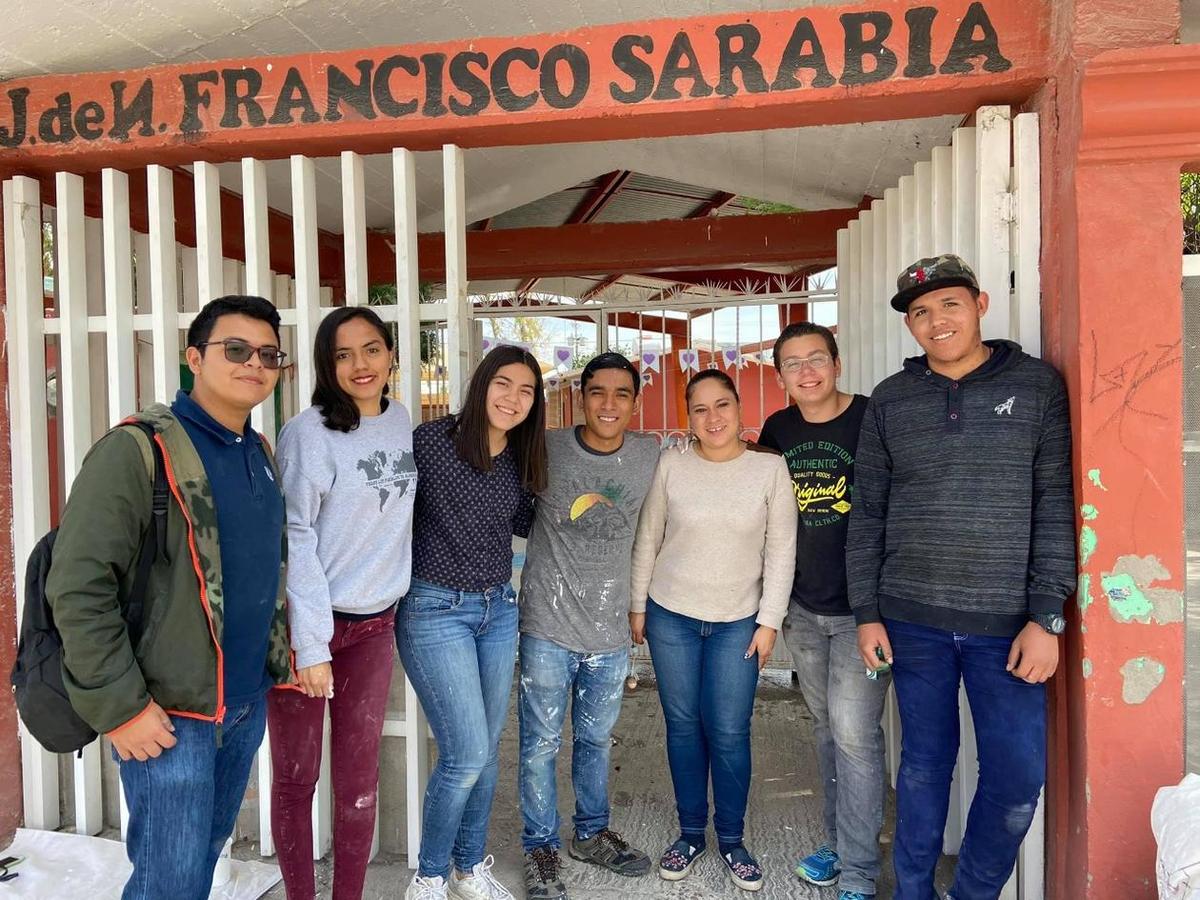 'Movimiento Cadena Juvenil Laguna' entrega útiles en los sectores más vulnerables de Torreón. (Especial)