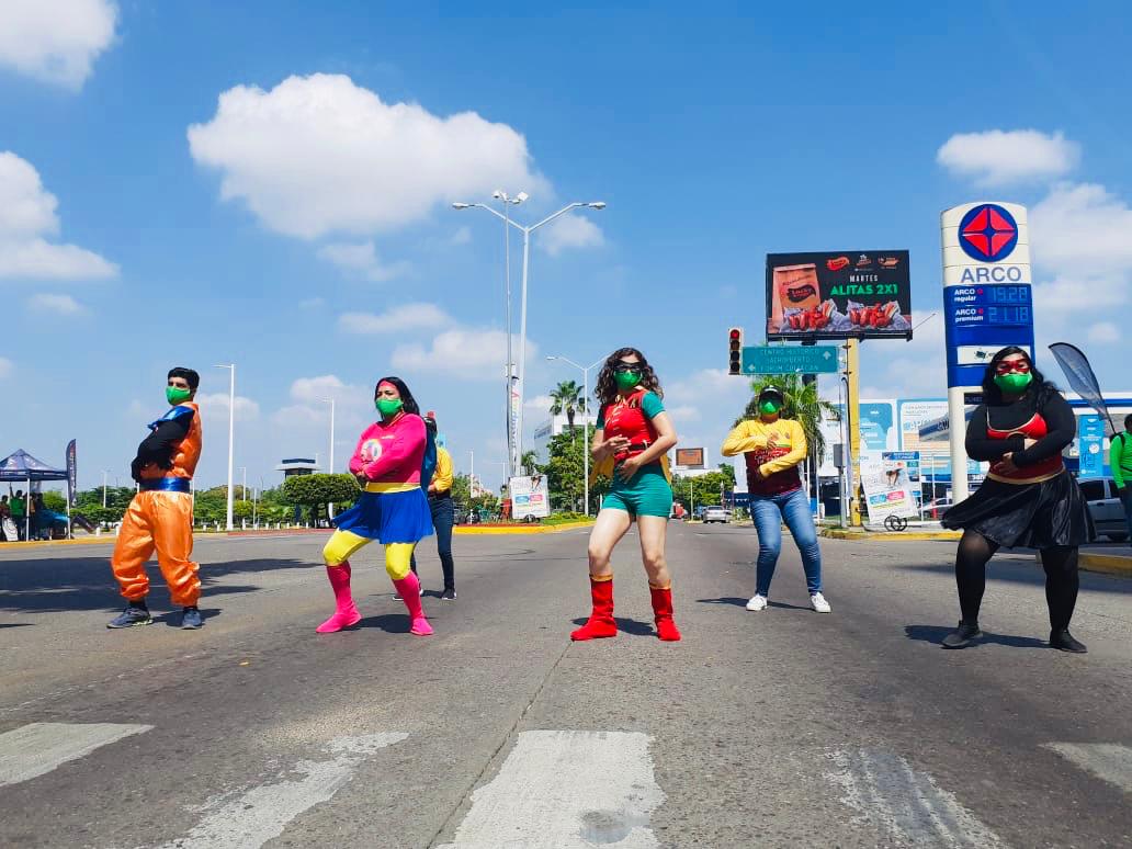 Los superhéroes visitaron la ciudad de Culiacán para crear conciencia. (Fanny Martínez)