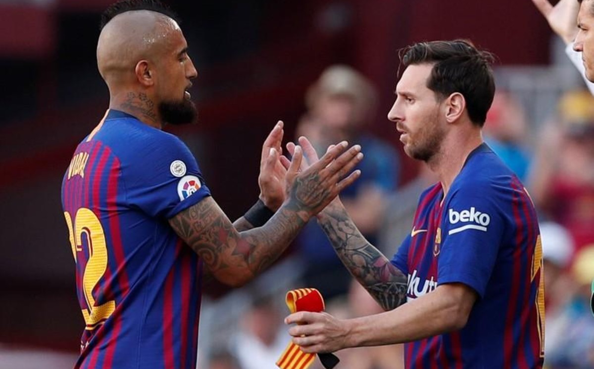 El tuit de Arturo Vidal tras el anunció de la salida de Messi del Barcelona (Reuters)