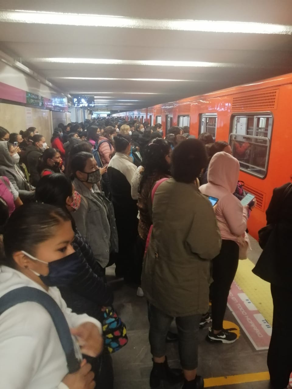 Usuarios reportaron en redes sociales retrasos en el servicio./ Especial