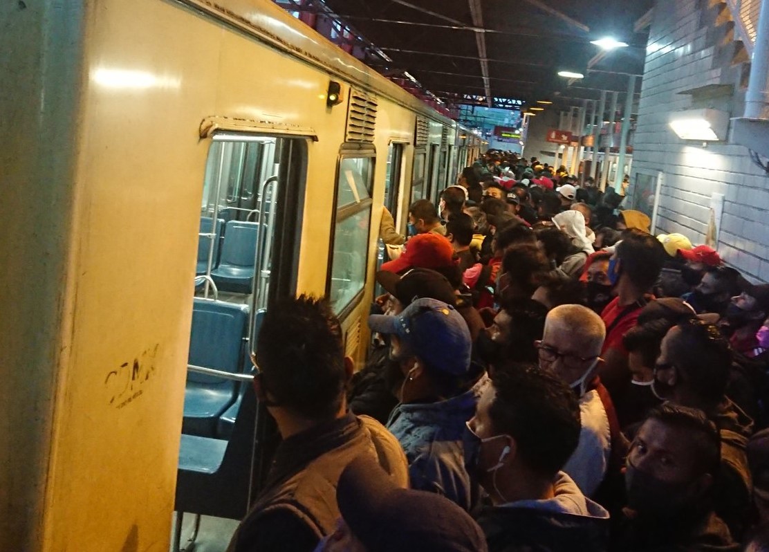 Usuarios reportaron que dos trenes fueron desalojados en la Línea A del Metro de CdMx. | Twitter @sephiroth1971