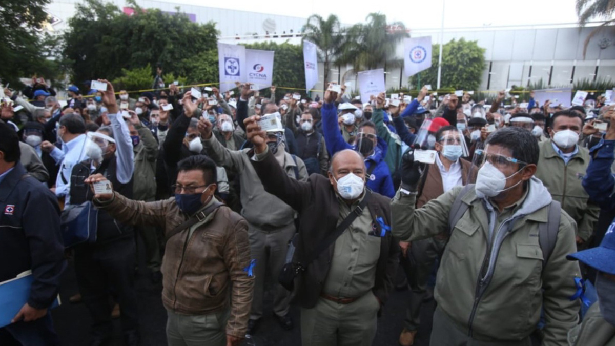 Cooperativistas de Cruz Azul realiza asamblea afuera de oficinas en Coyoacán