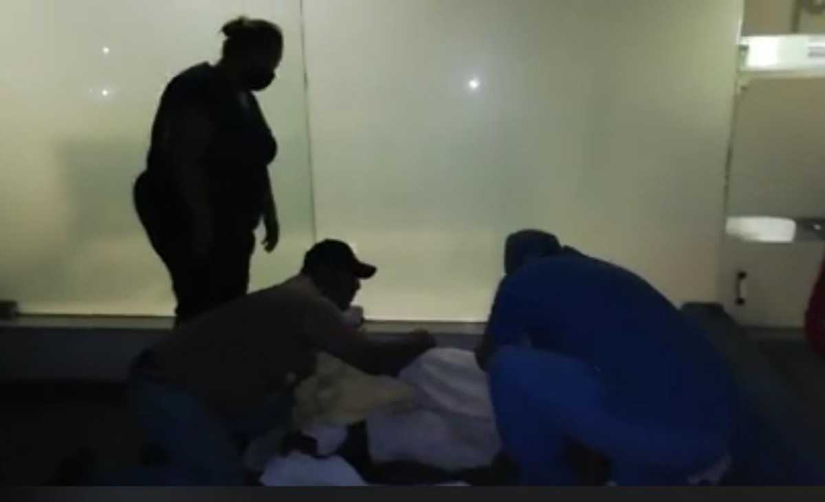 Da a luz en la banqueta