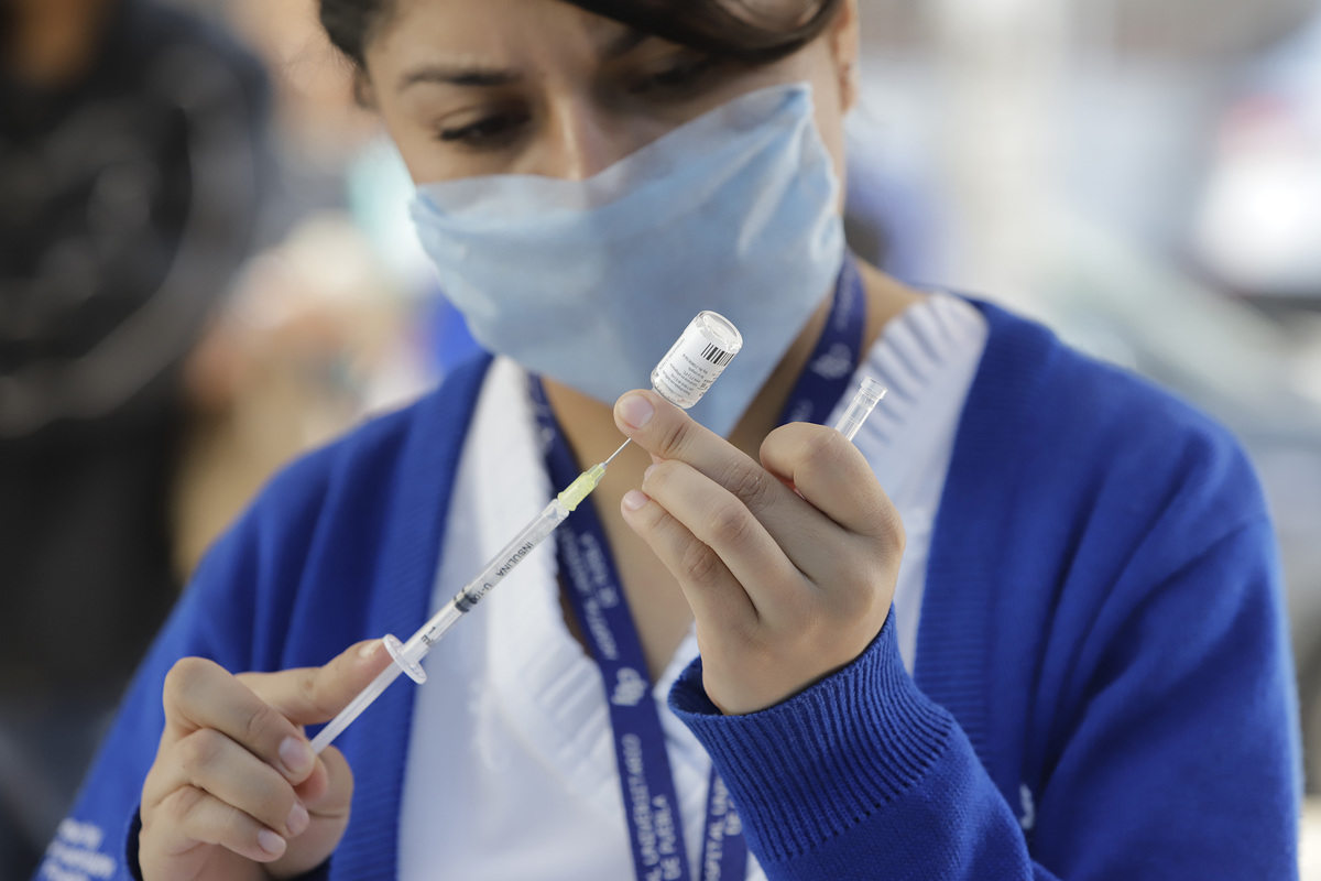 Enfermera realiza la aplicación de vacunas. (Agencia Enfoque)