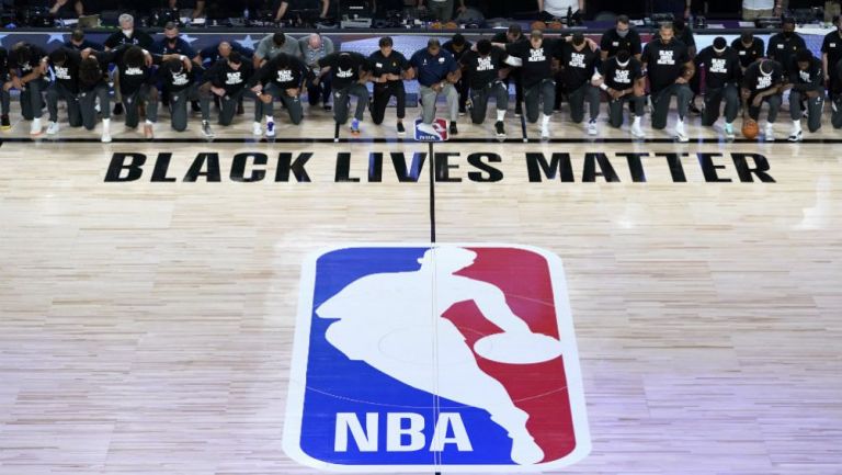 Jugadores de la NBA protestan en contra de la brutalidad policíaca (AP)