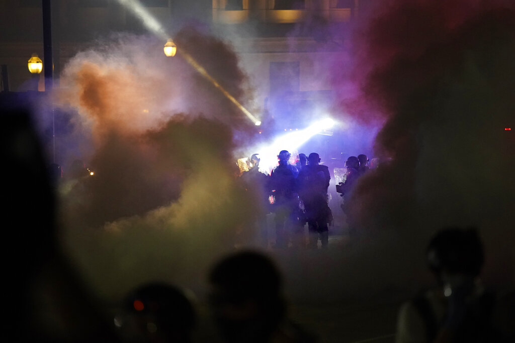 Las protestas ocurren frente al juzgado en Wisconsin. | AP