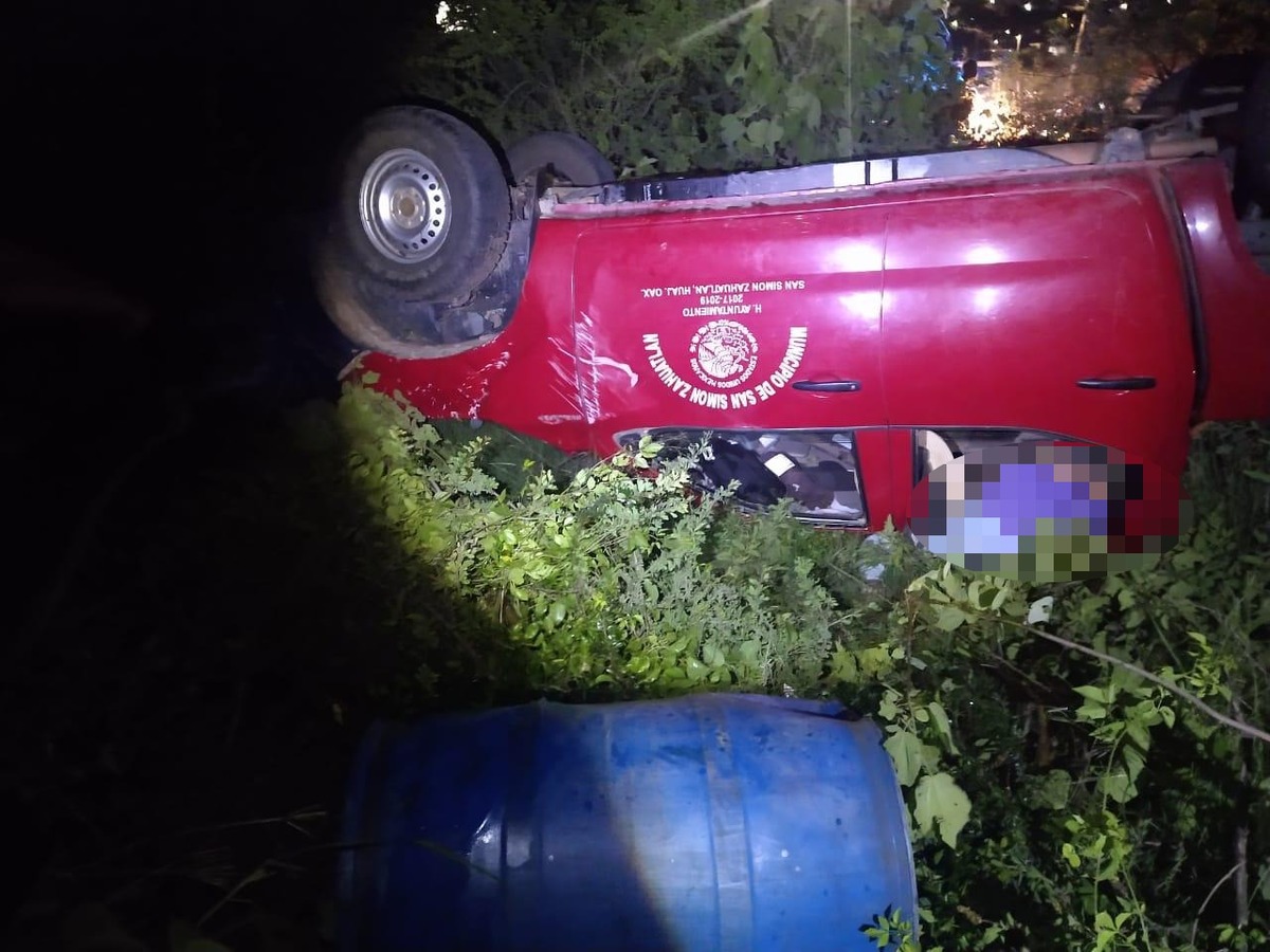 El vehículo de color rojo, con rótulos del municipio de San Simón Zahuatlán, cayó a una pequeña hondonada. (Especial)