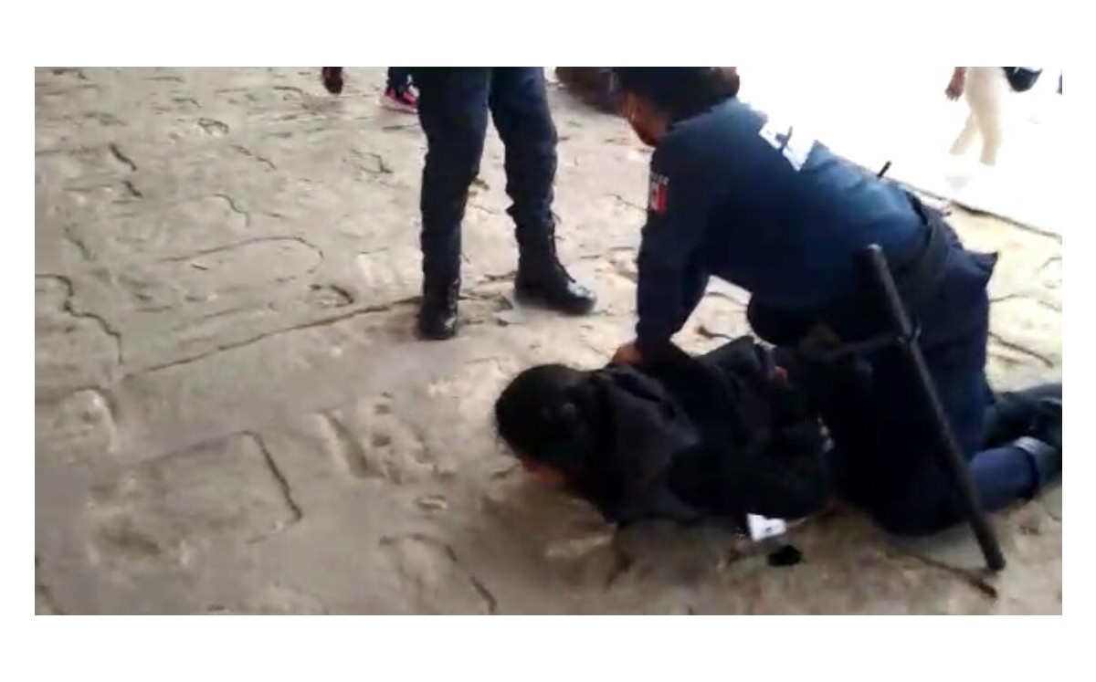 Las afectadas fueron golpeadas por policías municipales al oponer resistencia para retirarse de la vía pública. (Especial)