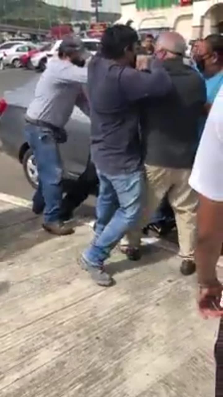 Al supuesto ladrón ya lo esperaba un auto para darse a la fuga.