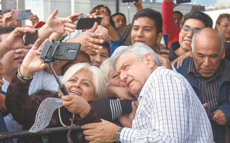 AMLO busca ser cercano a la gente. (Cuartoscuro/Archivo)