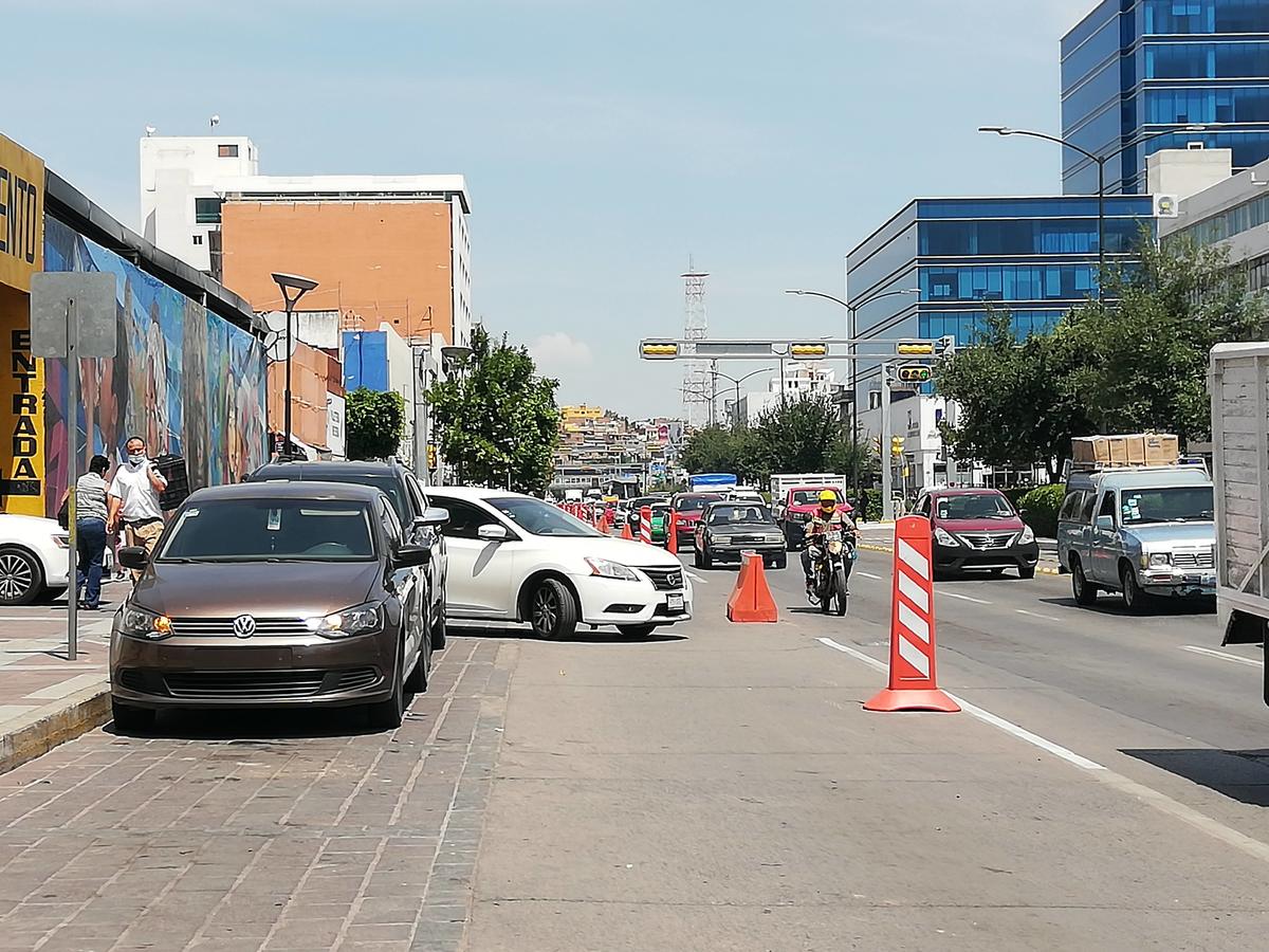 Aún son varios los automovilistas que inconformes con la ciclovía emergente, no respetan dicho carril. Dany Béjar.