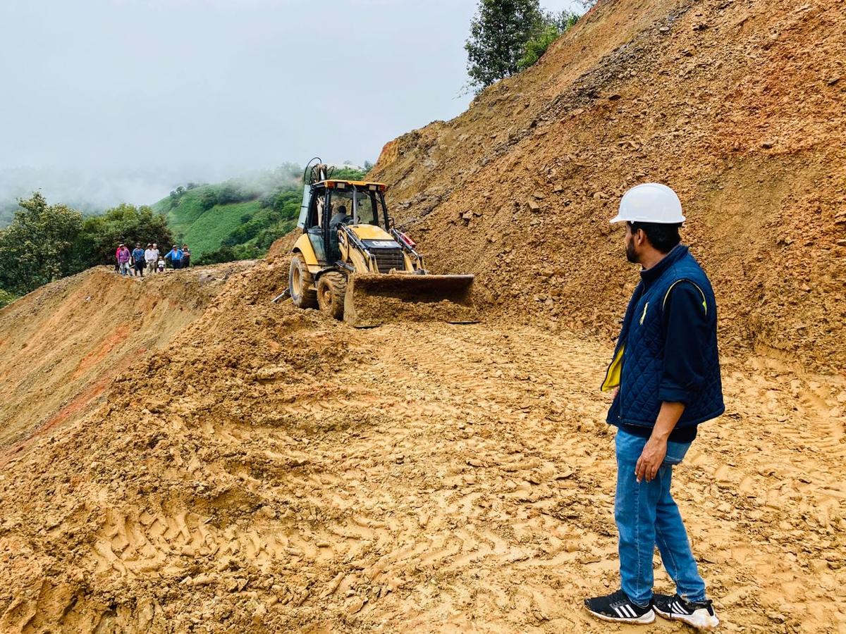 Autoridades trabajan para quitar la tierra de la vialidad afectada.