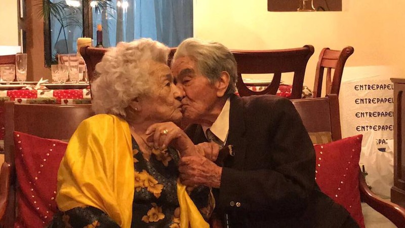 Esposos ecuatorianos reciben récord Guinness como la pareja más longeva del mundo. (récord Guinness)
