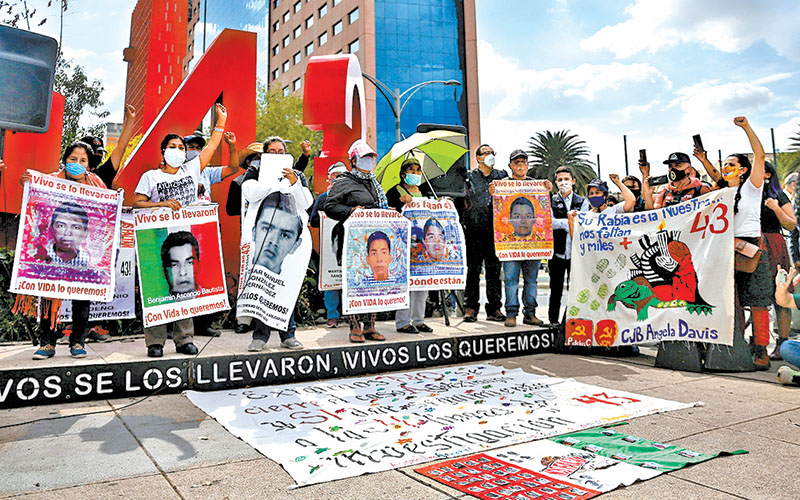 Familiares de los 43 normalistas y activistas exigen justicia a 71 meses de los hechos en Iguala. (EFE)