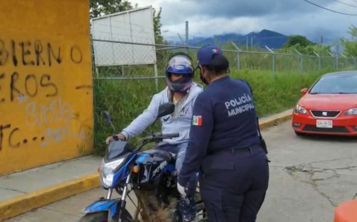 Las autoridades municipales cerraron los acceso a la comunidad.