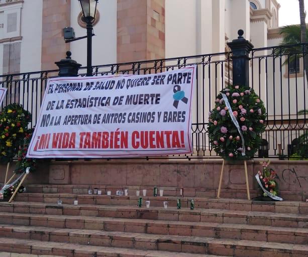 Los manifestantes colocaron pancartas en la iglesia de Culiacán. (Fanny Martínez)