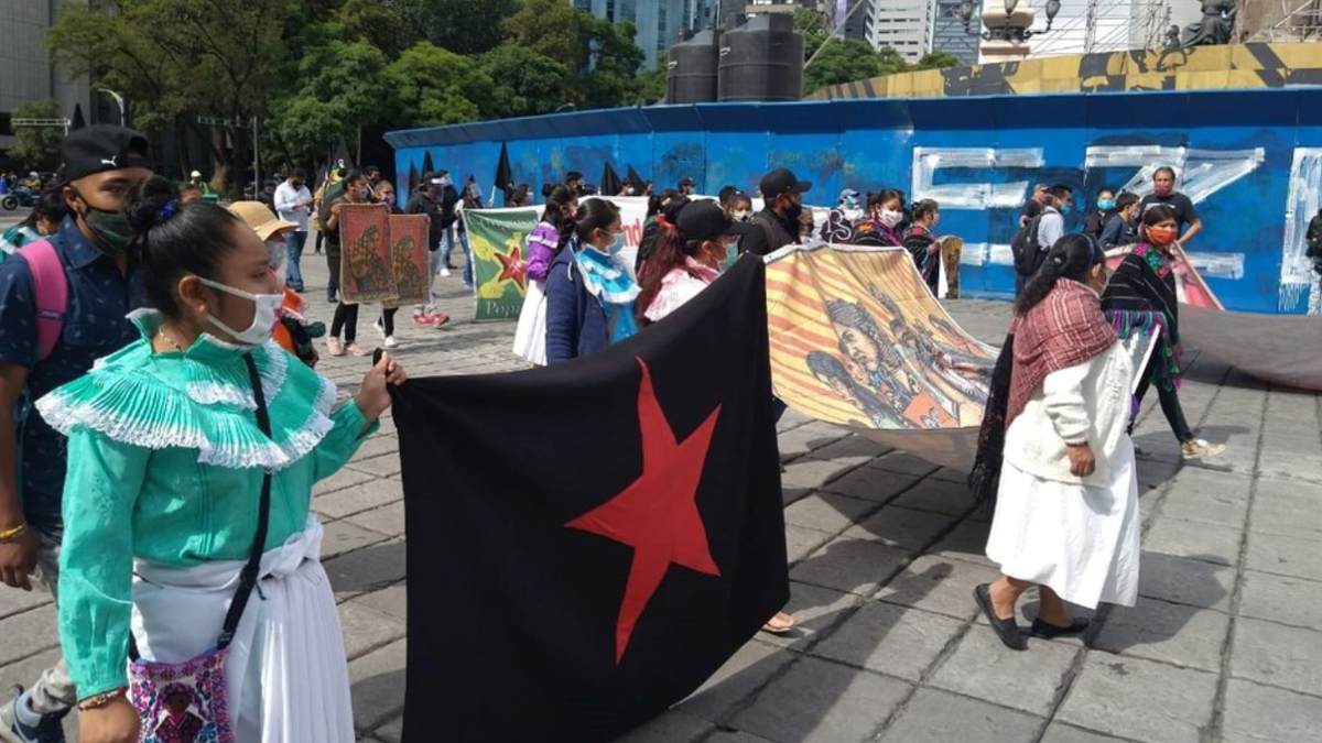 Manifestantes protestan en el Ángel de la Independencia, en Reforma