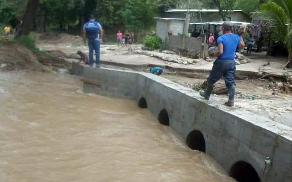 Onda tropical número 33 deja desbordamientos de ríos en Oaxaca