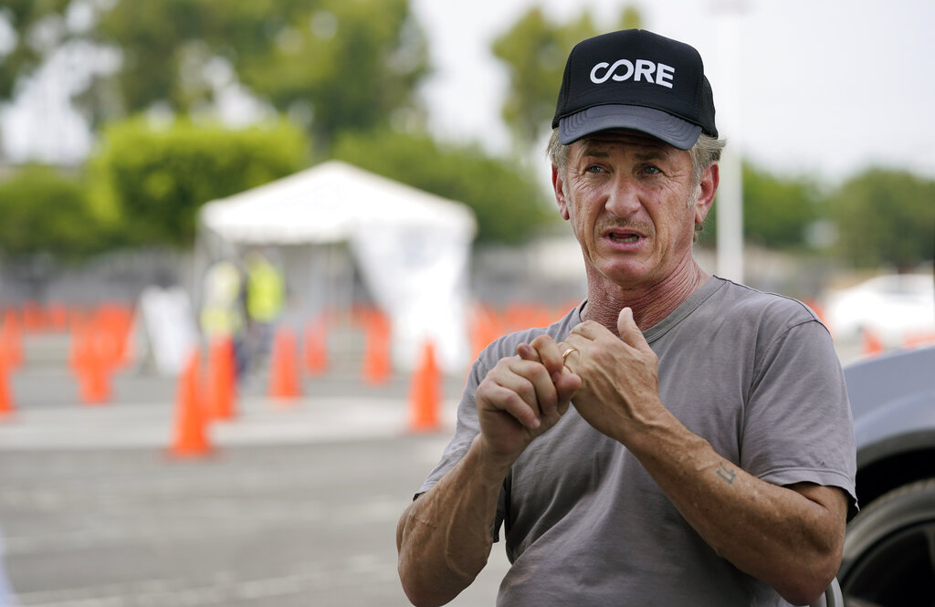 Sean Penn lucha contra covid-19 con pruebas gratuitas (AP).