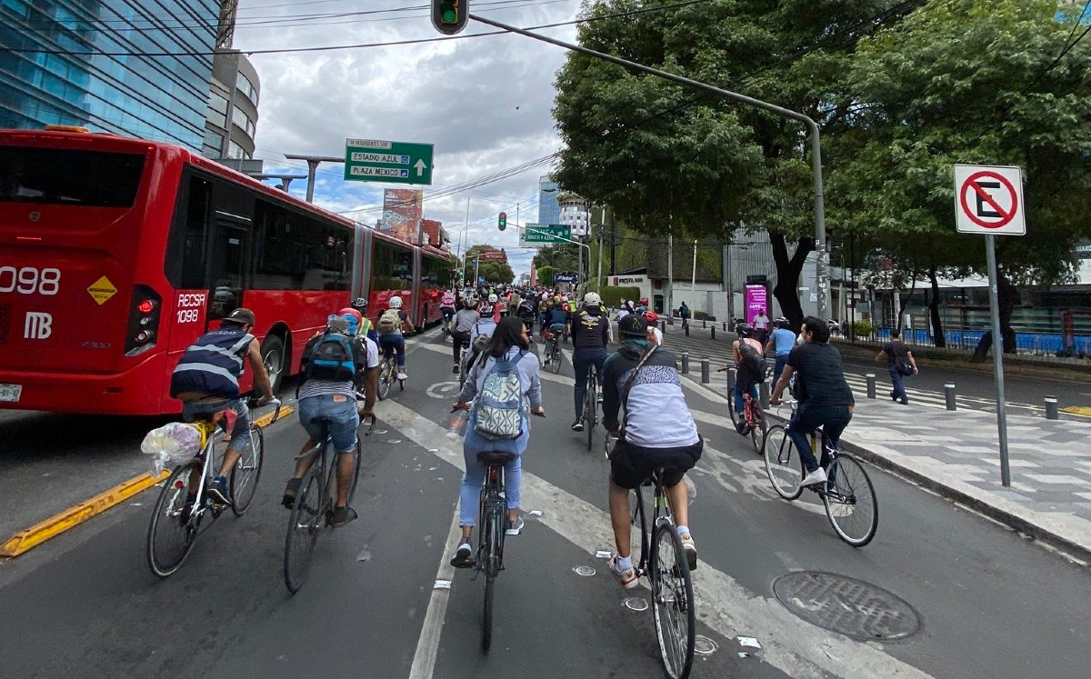 Rodada en ciclovía Insurgentes. (Tomada de @jamonarosas)