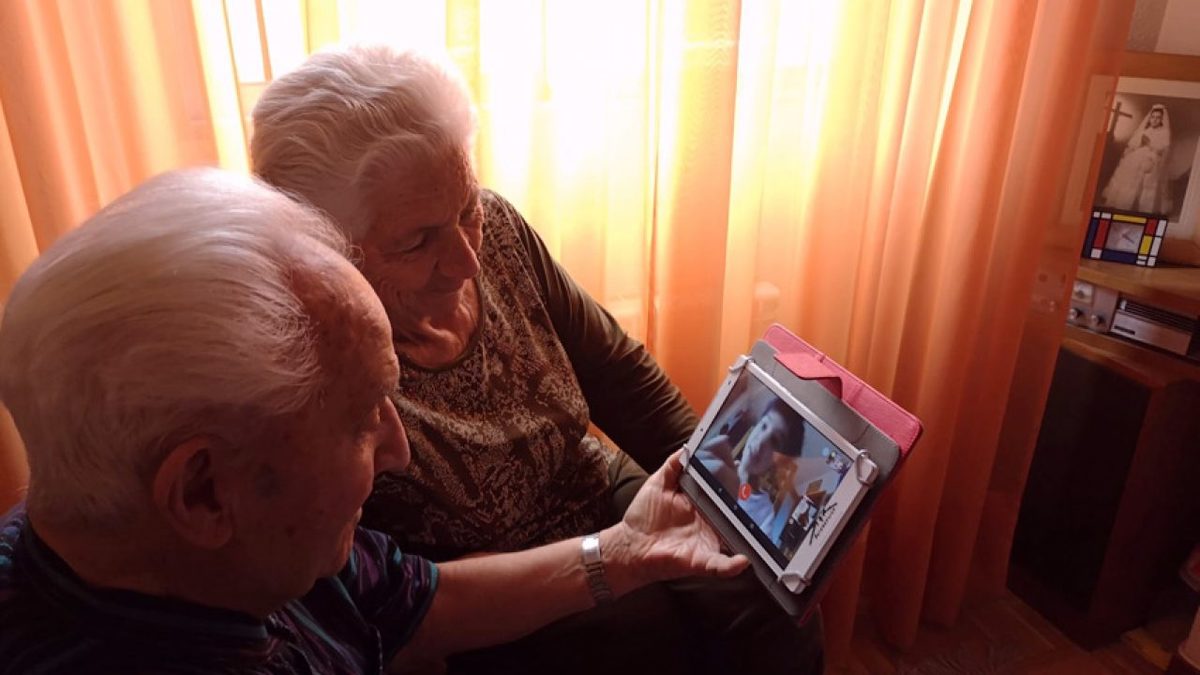 Con videollamadas y a distancia, serán festejos por día del abuelo. (Tpomada de TechPeopleCare)