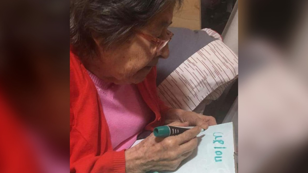 Abuelitos aprovechan clases en televisión para seguir estudiando