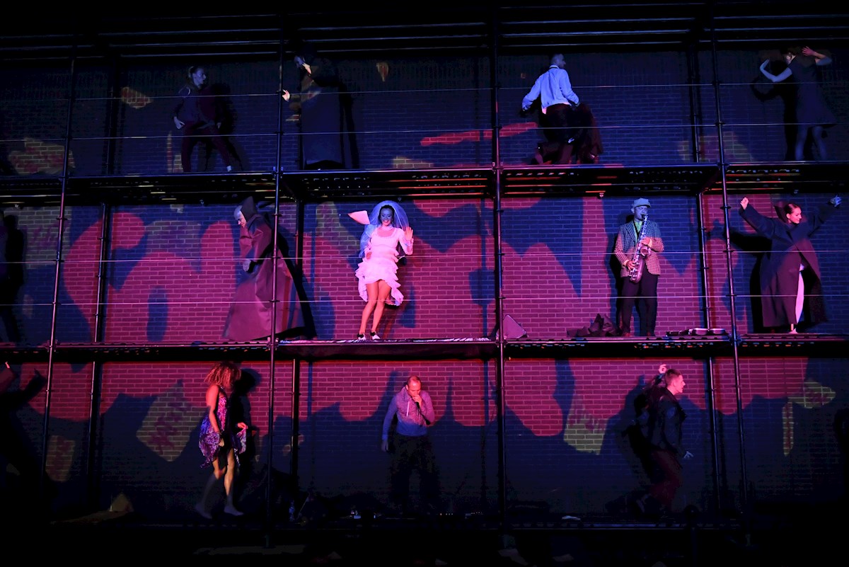Actores del Teatro Sfinks durante el estreno de 'Forcing Freedom'. (EFE)