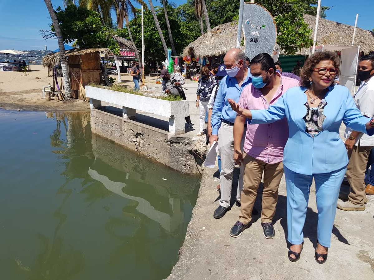Adela Román realizó un recorrido por la zona del canal pluvial. (Javier Trujillo)