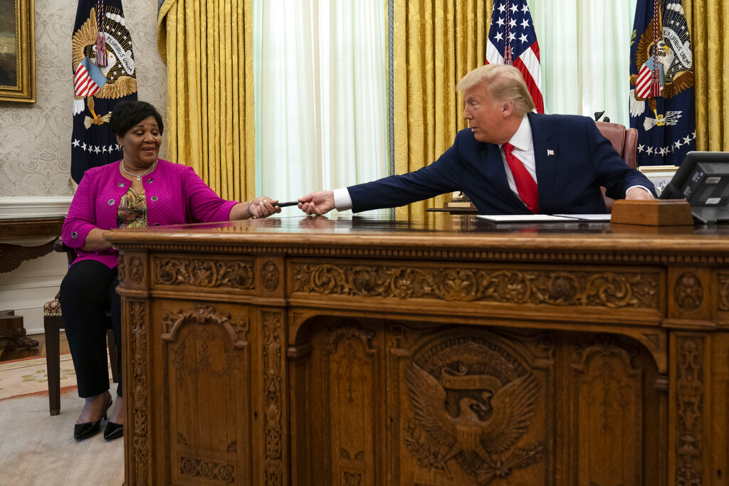 Alice Johnson junto al presidente Donald Trump en la oficina Oval de la Casa Blanca. (AP)