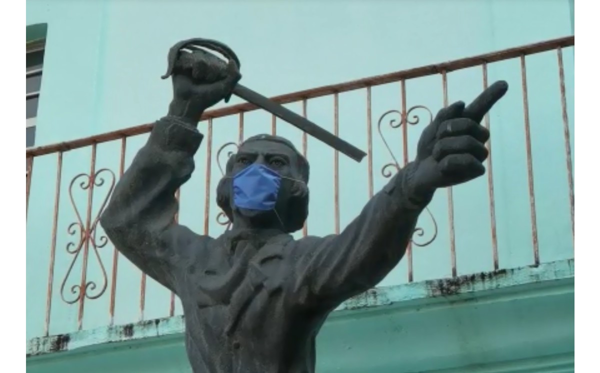 Con la colocación de cubrebocas en estatuas en personajes ilustres, se busca hacer conciencia sobre el covid. (Óscar Rodríguez)