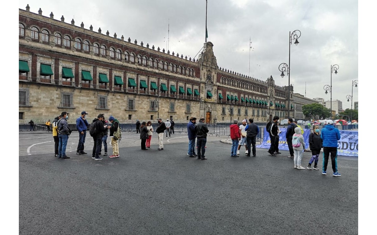 Una comitiva espera ser atendida por autoridades del gobierno federal. (Jorge Becerril)