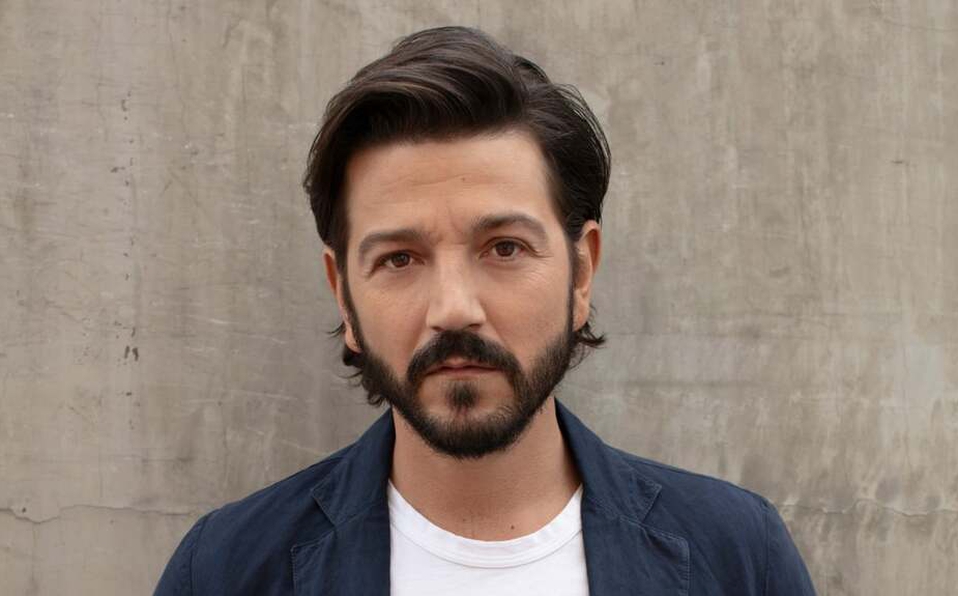 Diego Luna genera debate en su nuevo programa "Pan y Circo"