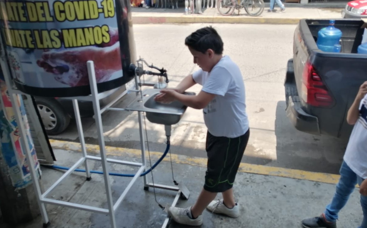 Instalaron lavamanos en las calles para combatir al coronavirus. (Cortesía)