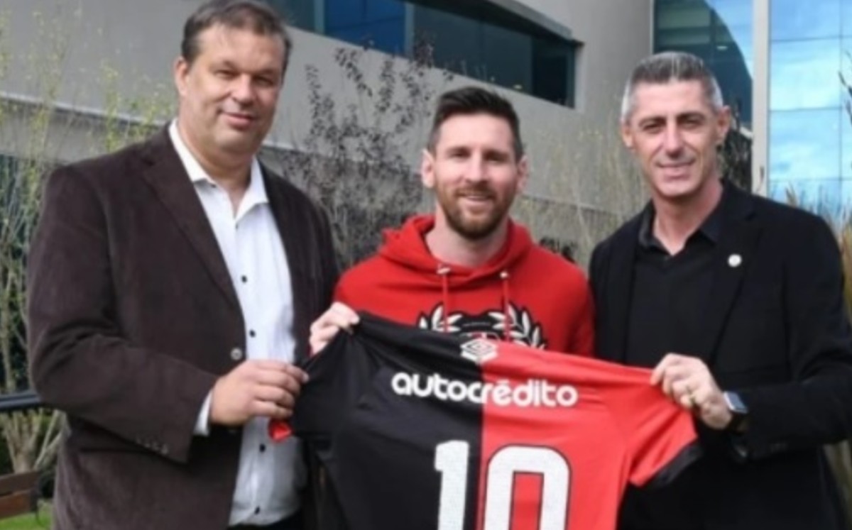 Lionel Messi con la playera del Newell's Old Boys (Twitter)