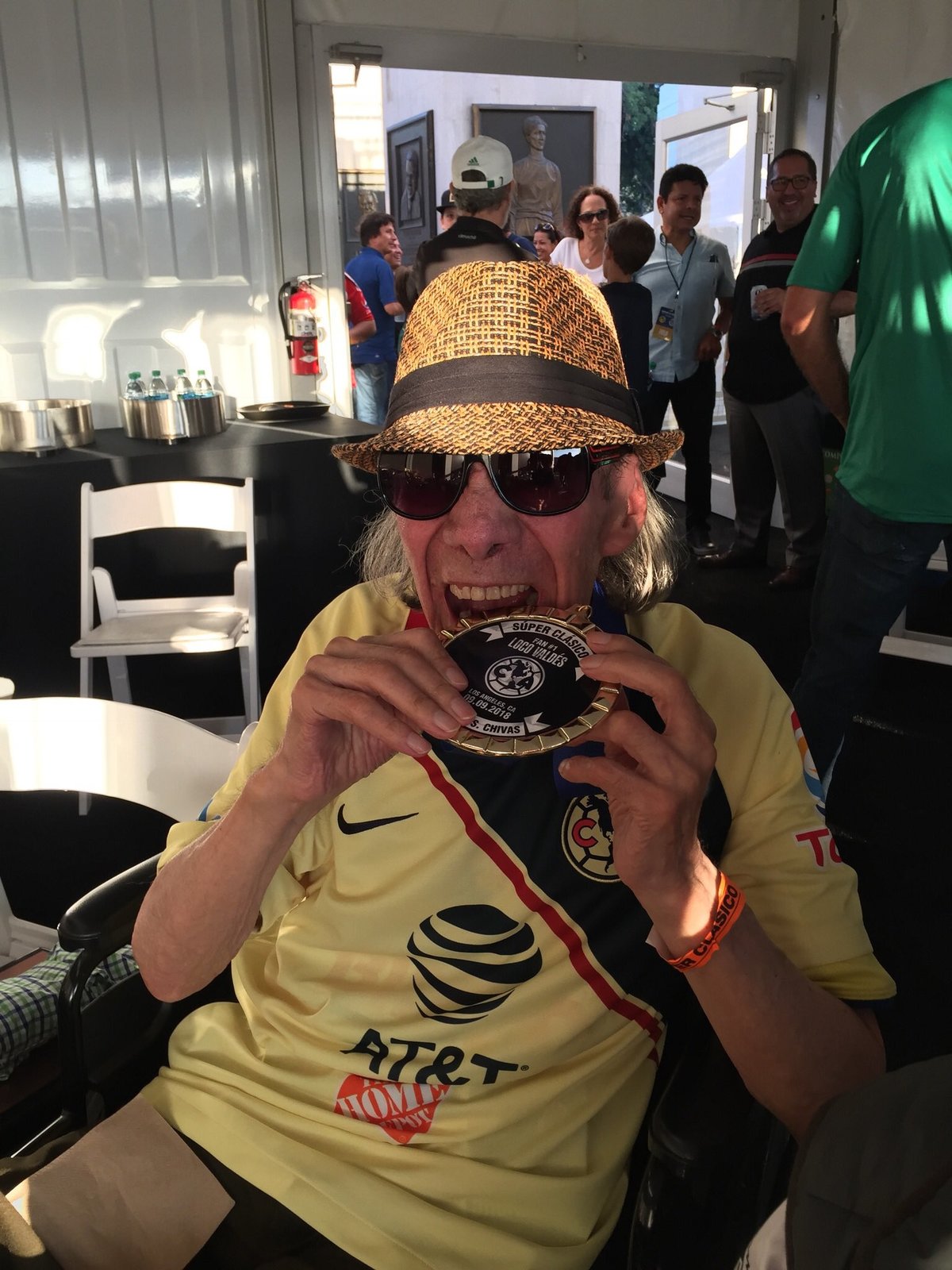 Manuel 'Loco' Valdés, aficionado del América (Twitter @LocoValdesReal)